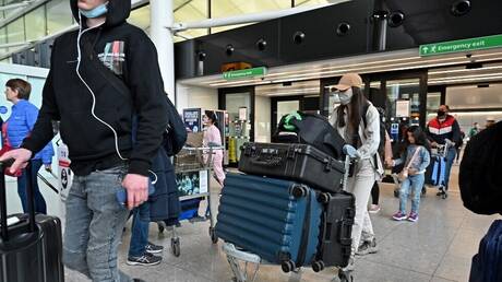 بريطانيا.. توقيف رجل في مطار هيثرو بعد الكشف عن آثار يورانيوم في أمتعته