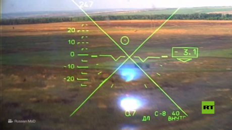 كا-52 تطلق صواريخ غير موجهة على مواقع أوكرانية محصنة