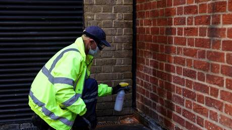 بريطانيا.. طلاء جدران لمنع الرجال من التبول في الشوارع