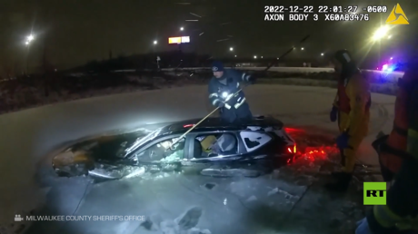 شاهد.. إنقاذ امرأة سقطت سيارتها في بركة جليدية في الولايات المتحدة
