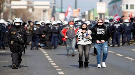 مسيرة في فيينا للمطالبة برفع العقوبات المفروضة على روسيا