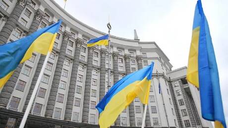 الحكومة الأوكرانية تقيل نائب وزير بشبهة رشوة وتحقق في فساد بوزارة الدفاع