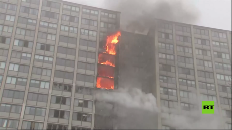 بالفيديو.. حريق هائل يندلع في مبنى سكني متعدد الطوابق في شيكاغو