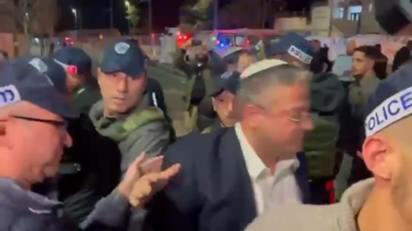 الشرطة الإسرائيلية تجلي بن غفير من مكان عملية القدس تحت الحماية ومستوطنون يحملونه المسؤولية (فيديو)