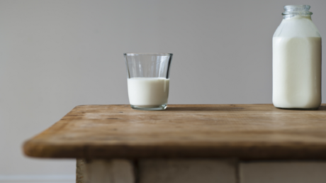 لماذا مذاق الحليب من العبوة الزجاجية أفضل بكثير من غيرها؟!