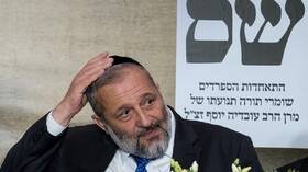وزير الداخلية الإسرائيلي يطلب سحب جنسية أسيرين فلسطينيين بعد الإفراج عنهما