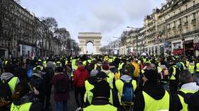 السترات الصفراء تنظم احتجاجا ضد الأوضاع المعيشية في باريس