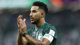 نجم المنتخب السعودي سالم الدوسري يثير جدلا بسبب دار أزياء متهمة باستغلال الأطفال