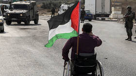 منظمة العفو الدولية تندد بأمر إسرائيلي يحظر رفع الأعلام الفلسطينية في الأماكن العامة