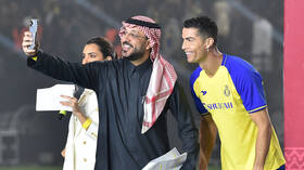 مستغلا عالمية رونالدو..