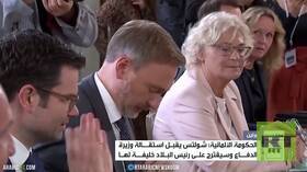 وزير الدفاع الألماني الجديد: بلادنا تشارك بشكل غير مباشر في القتال في أوكرانيا 4 المستشار الألماني يقبل استقالة وزيرة الدفاع