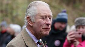 بريطانيا.. الشاب الذي ألقى بالبيض على الملك تشارلز يدفع ببراءته