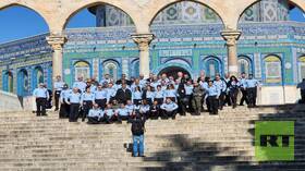 130 ضابطا إسرائيليا يقتحمون باحات المسجد الأقصى (فيديو)