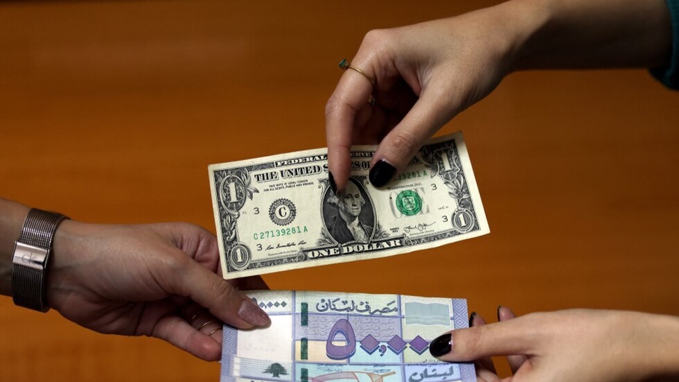 لبنان.. بعد رفع سعر الصرف الرسمي الليرة تسجل مزيدا من الخسائر