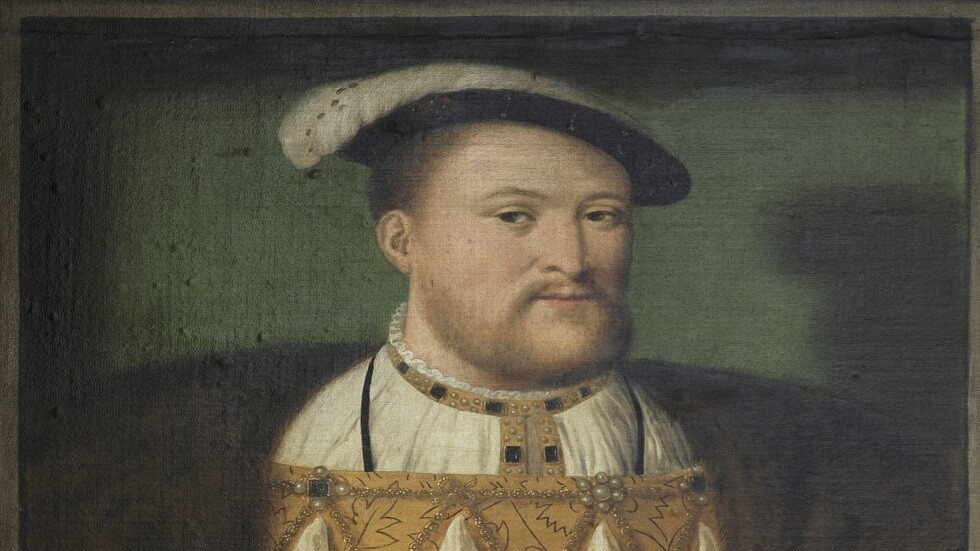 بريطانيا.. رجل يعثر على قلادة تعود لعصر تيودور