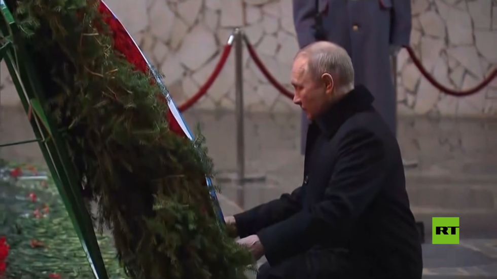 بوتين يضع إكليلا من الزهور تكريما لأبطال معركة الدفاع عن ستالينغراد