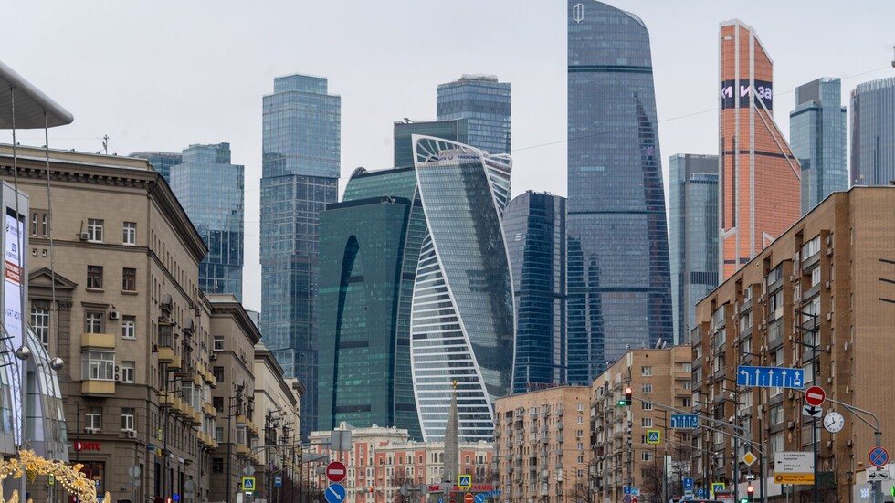 رئيس وزراء بولندا يعترف بأن روسيا تتكيف مع العقوبات المفروضة ضدها