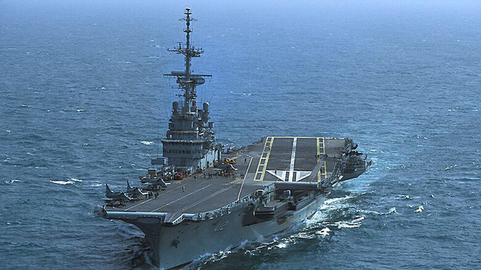 البرازيل "تدفن" حاملة طائرات قديمة في قاع المحيط