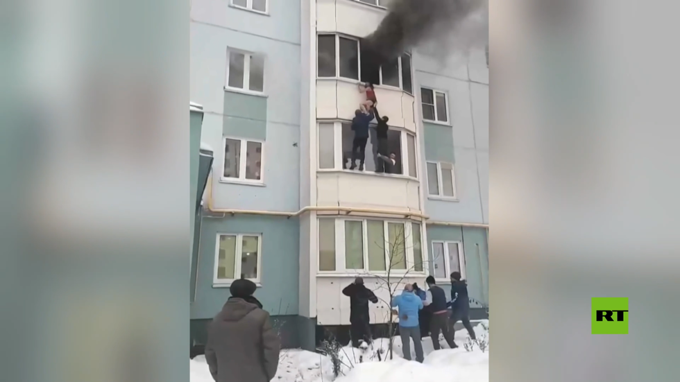 شاهد.. المارة ينقذون امرأة حاملا من شقة تحترق في روسيا