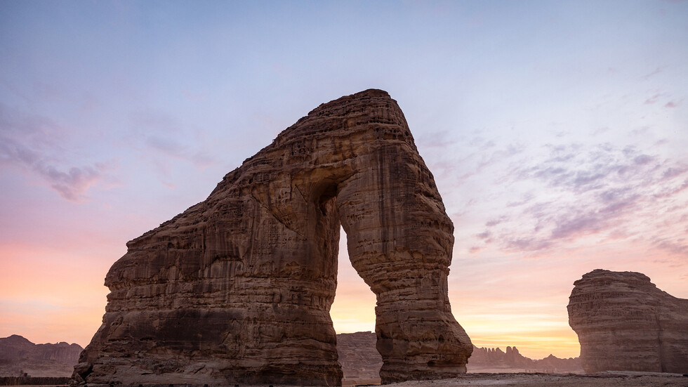 طفل سعودي يجري حوارا "شيقا" مع سياح أجانب في العلا ويثير تفاعلا (فيديو)