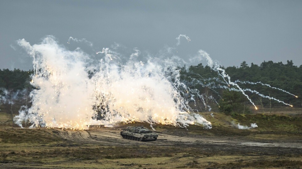 باحث سياسي يكشف لـ"RT" الدلالات الخفيّة للغرب وراء "قعقعة" تسليح أوكرانيا