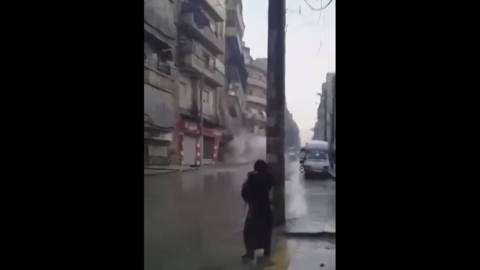 فيديوهات صادمة من حلب وريف إدلب.. أحياء كاملة تنهار بسبب الزلزال!