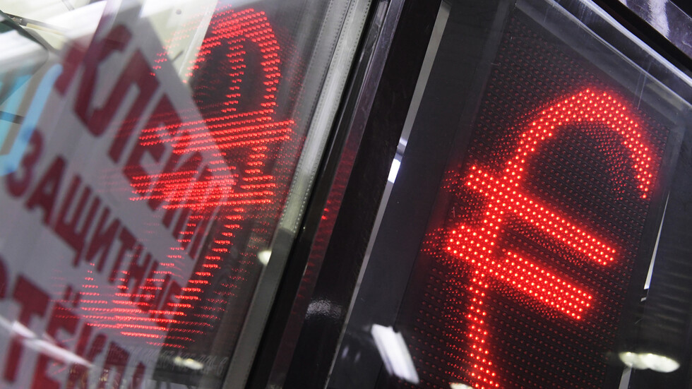 اليورو يسرع من تراجعه أمام الروبل في بورصة موسكو