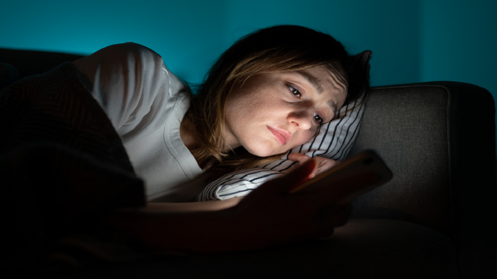 تكافح من أجل النوم؟ .. هاتف 