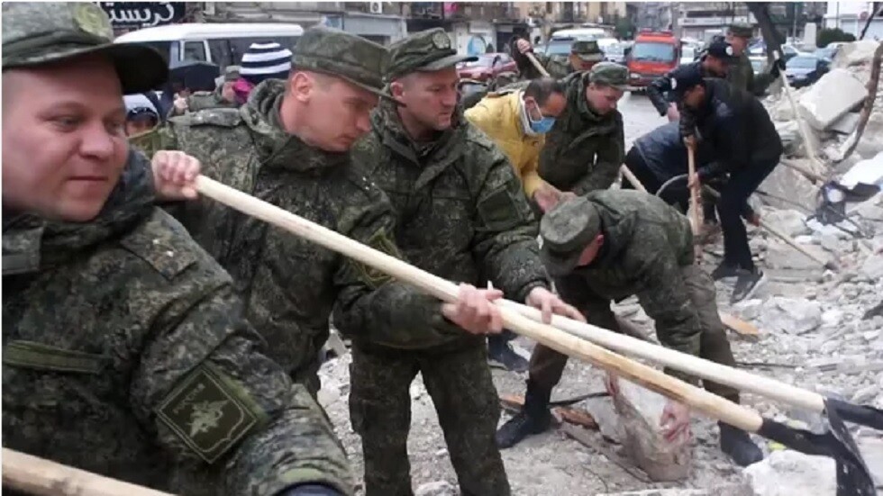 الدفاع الروسية توعز لقواتها في سوريا بتقديم المساعدة للسكان المتضررين من الزلزال (فيديو)