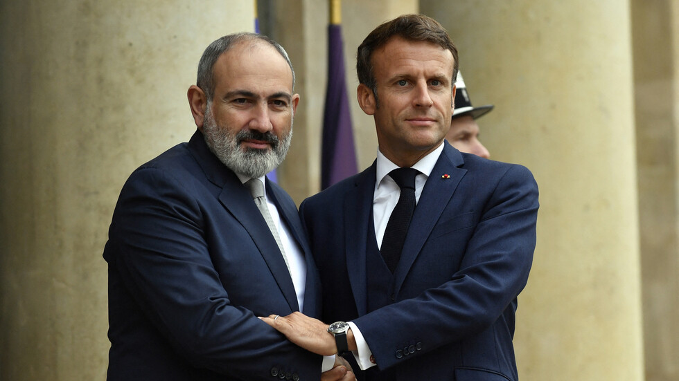 باشينيان يبحث فتح ممر لاتشين في قره باغ مع ماكرون