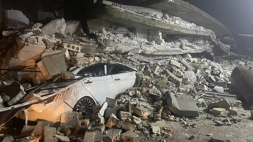 ماتت أمه قبل أن تراه.. مولود يرى النور تحت الأنقاض في مدينة حلب (فيديو)