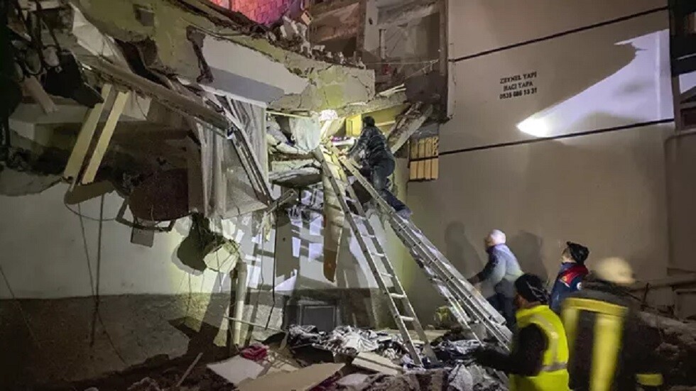 فرق الإنقاذ الروسية تباشر عمليات البحث لانتشال العالقين في زلزال تركيا