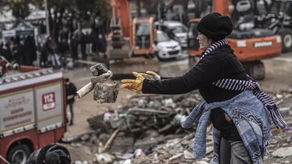 "لا داعي لإرسال دبابات".. مجلة "شارلي إبيدو" الفرنسية تسخر من ضحايا الدمار في تركيا (صورة)