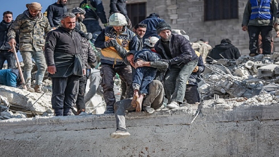 بالفيديو.. لحظات مؤلمة لانتشال أطفال من تحت أنقاض المباني المدمرة جراء الزلزال