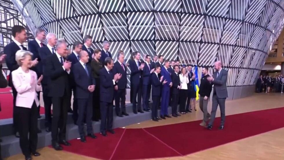 حظ زيلينسكي العاثر وضعه أمام أوربان.. هل أراد منظمو جلسة التصوير إحراجهما؟