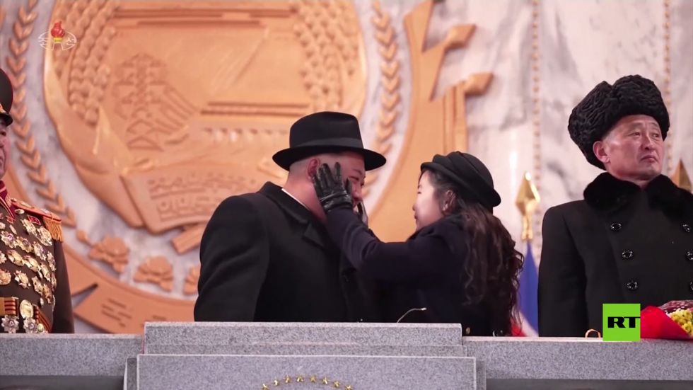 لقطات جديدة للزعيم الكوري الشمالي مع ابنته أثناء عرض عسكري