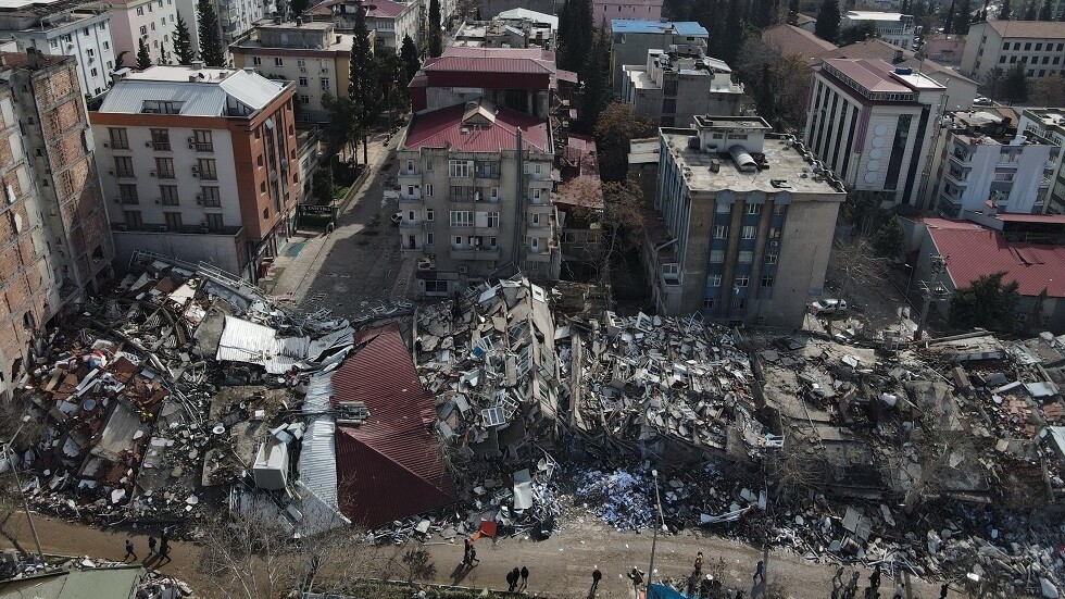 "على الهواء".. قطري يتبرع بمليون ريال لمتضرري زلزال تركيا وسوريا (فيديو)