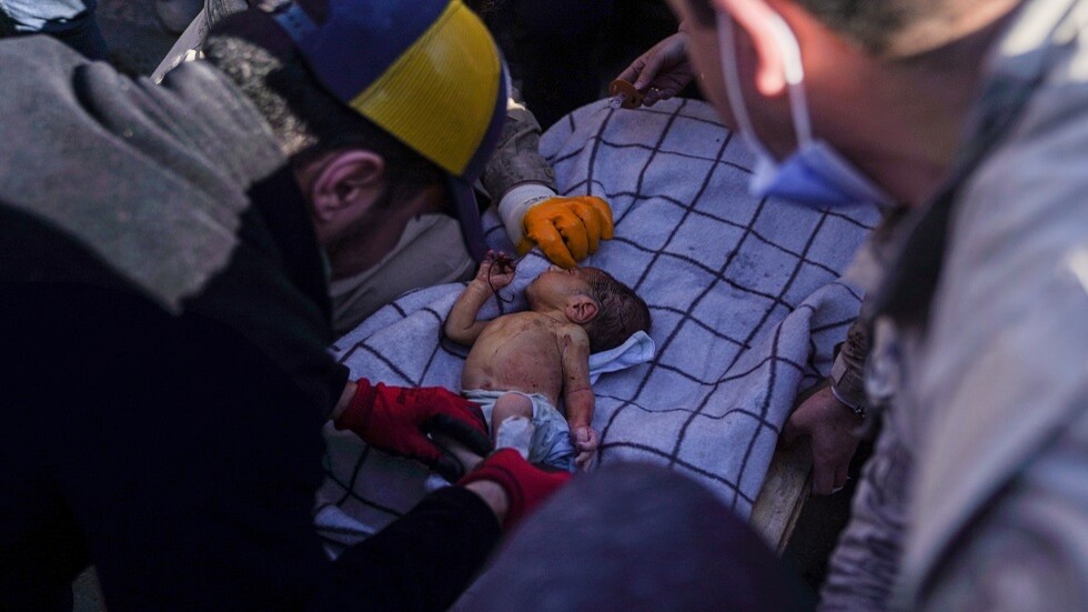 لحظات مؤثرة لمنقذ جزائري يحمل طفلا تركيّا: "أيا وليدي، أيا عمري.. أعطيني يدك" (فيديو)