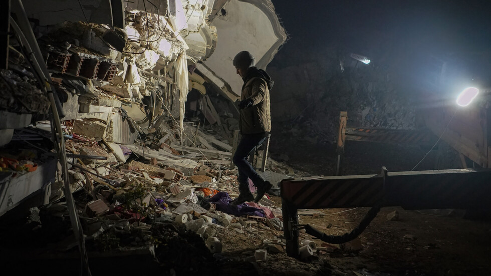 السلطات التركية تعلن ارتفاع عدد ضحايا الزلزال إلى 17 ألفا