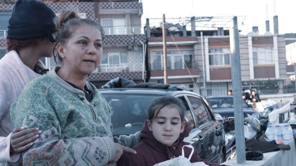 شاب سوري يوثّق اللحظات المرعبة الأولى التي عاشها مع عائلته أثناء الزلزال المدمر (فيديو)