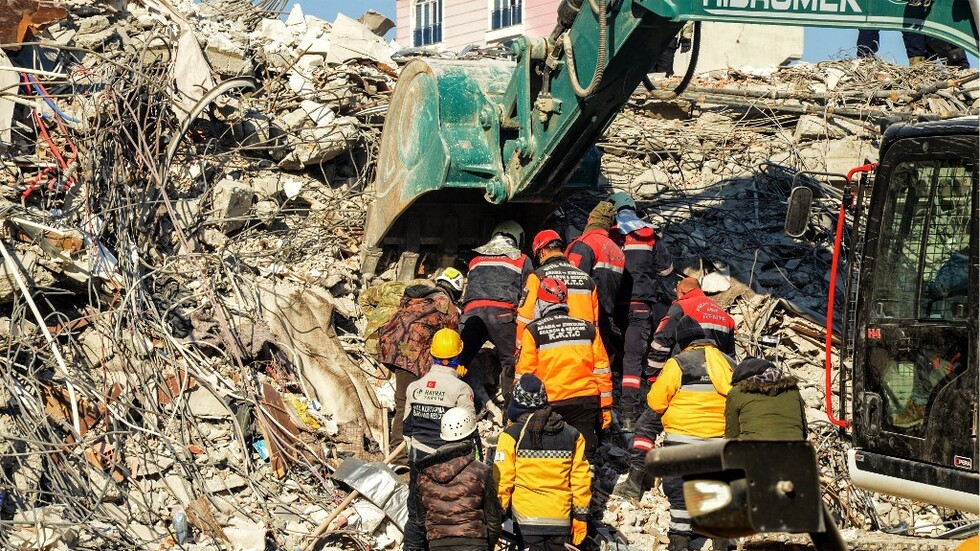 تركيا.. إنقاذ طفلة من تحت الأنقاض بعد 4 أيام من الزلزال (فيديو)