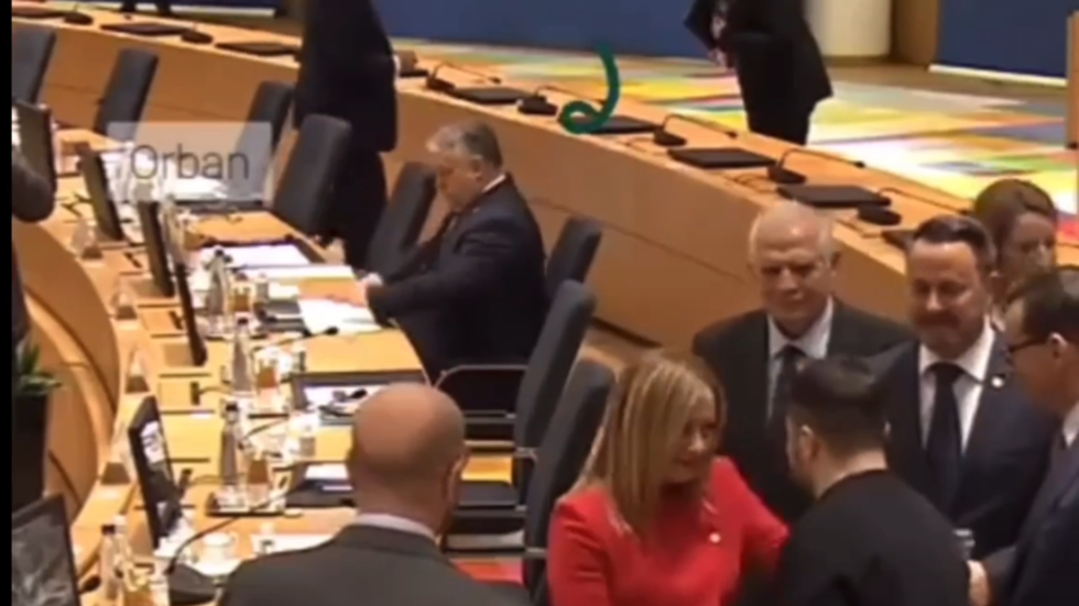 كثير من الأحضان والقبل لزيلينسكي.. أوربان وحده يغرد خارج السرب