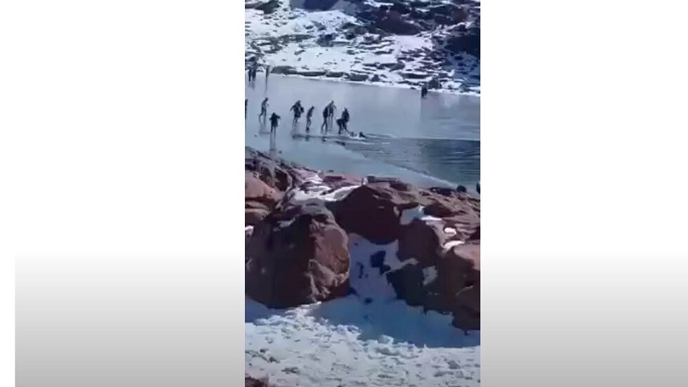 المغرب.. بحيرة أوكايمدن المتجمدة "تبتلع" السياح (فيديو)