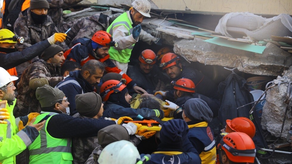 ناج تركي يخرج بعد 100 ساعة من تحت الأنقاض وهو يتلو القرآن الكريم (فيديو)