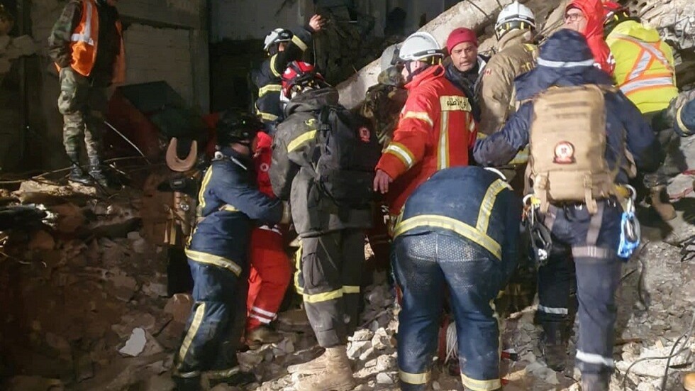 سوريا.. الدفاع المدني اللبناني ينتشل شخصين على قيد الحياة من تحت الأنقاض في جبلة (فيديو)