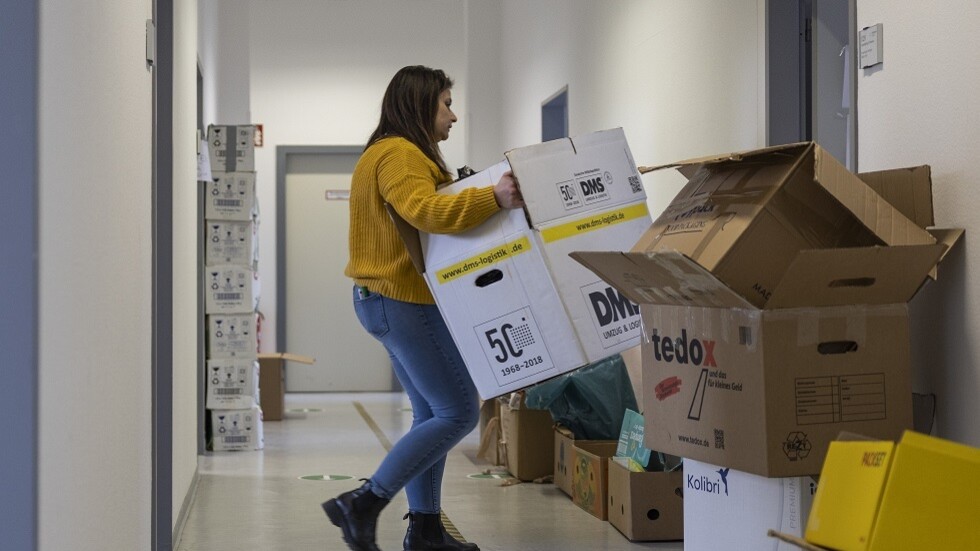 شاب سوري في إسطنبول يتبرع بمتجر ألبسة كامل لضحايا الزلزال (فيديو)