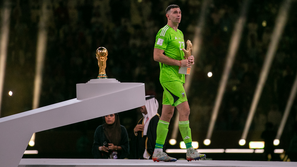 مارتينيز يفسر احتفاله المثير بعد تتويجه مع الأرجنتين في مونديال قطر