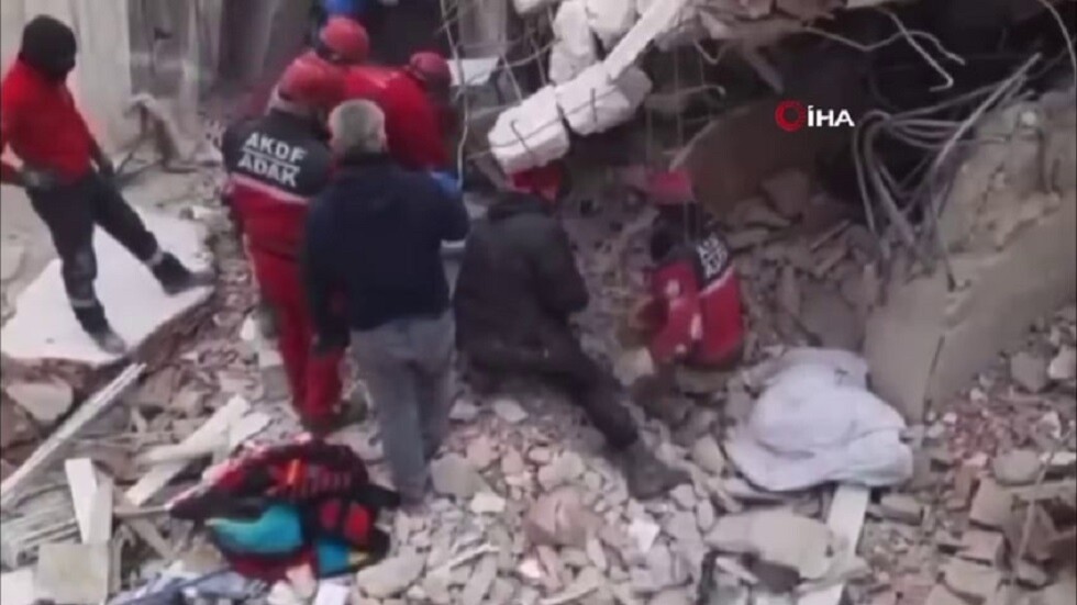 لحظة انهيار ركام على عناصر الإنقاذ أثناء عملهم