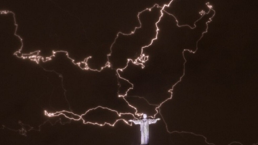 صاعقة برق تضرب تمثال "المسيح الفادي" في ريو دي جانيرو (صور)