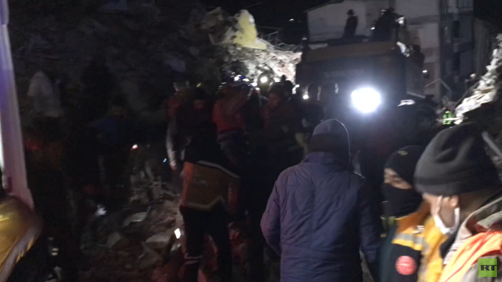 تركيا.. عدسة RT توثق لحظة انتشال طفلة أمضت 6 أيام ونصف تحت الأنقاض (فيديو)